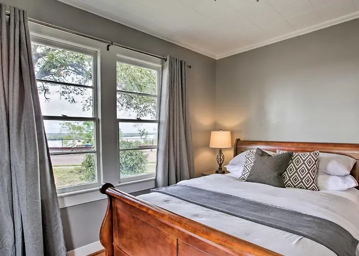 Charming Cottage With Mississippi River Views!