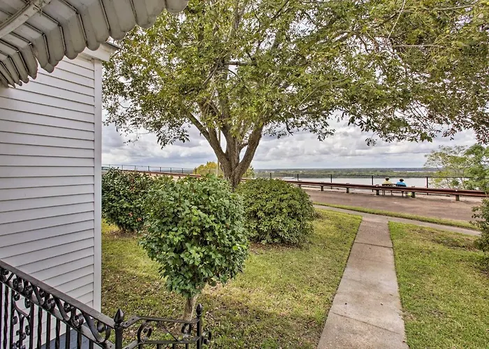 Charming Cottage With Mississippi River Views!
