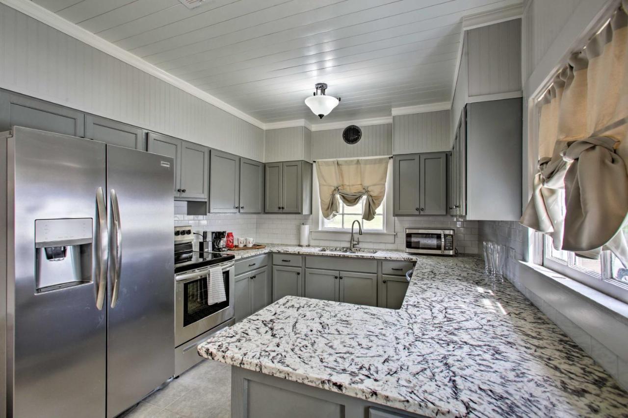 Charming With Mississippi River Views! Hébergement de vacances Natchez